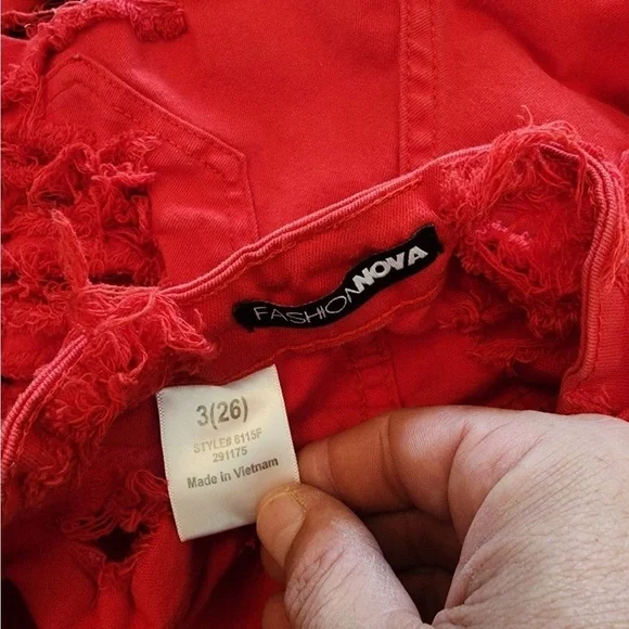 Fashion nova red high rise distressed shorts size 3 - Picture 3 of 3
